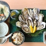 蒸しがきや小鍋が付いた「牡蠣ざんまい定食」＝山城の郷