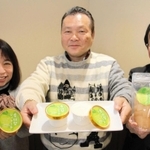 香住産のナシを使った「香住梨ジェラート」とコンポートをＰＲする（右から）田丸明人さん、北村栄三郎さん、シズ子さん＝道の駅「村岡ファームガーデン」
