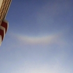 ＪＲ豊岡駅近くで見られた「環天頂アーク」＝２１日朝、豊岡市大手町（川村教一さん提供）