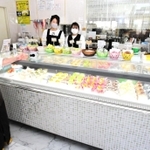 新調したケースで２月から生洋菓子の陳列状況を映像配信するカフェ「プラージュ」＝香美町香住区七日市