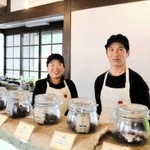 京都丹後鉄道宮豊線の無人駅「コウノトリの郷駅」の駅舎内にカフェを開いた水田政宏さんと妻愛美さん＝豊岡市日撫