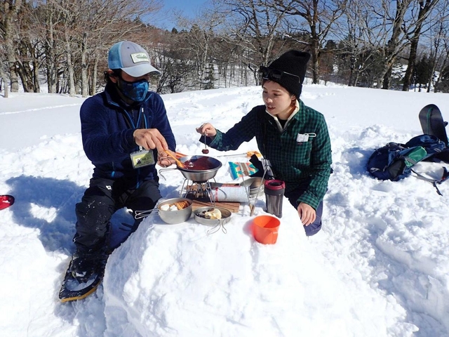 スコップで掘り固めて自作した雪の“テーブル”で温かいコーヒーなどをいただく（撮影・阿部江利）