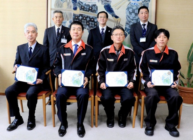 のじぎく賞を受けた（前列左から）岡本好生さん、守山省吾さん、田村広美さん、松岡孝三さん＝新温泉町役場