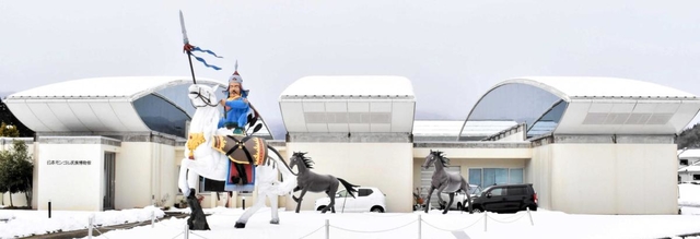 博物館の前でチンギスハンの騎馬像がお出迎え＝日本・モンゴル民族博物館