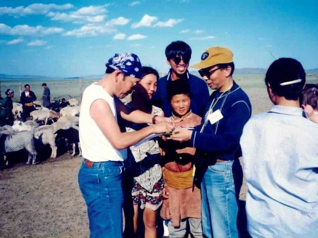 遊牧民と交流する但東町の友好使節団＝モンゴル（日本・モンゴル民族博物館提供）