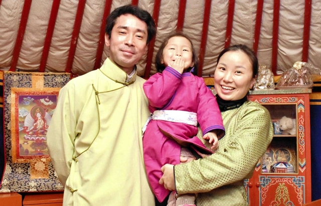 モンゴルの民族衣装を着る（左から）水谷東洋さん、さくらちゃん、ジャルガルサイハン・ラマーさん＝日本・モンゴル民族博物館