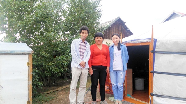 モンゴルでアディアさん（中央）と再会した水谷東洋さん（左）とラマーさん＝２０１５年（本人提供）