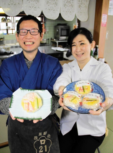 「香住かに寿司」を開発した石田裕二さん（左）と妻佐也子さん＝香美町香住区香住