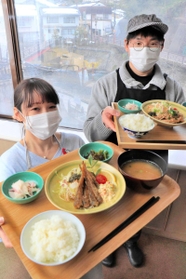地元食材を使ったランチメニューを開発中の竹中健太さん（右）と西脇明子さん＝新温泉町湯