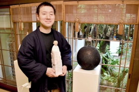 柔らかいタッチと独特のデザインの作品を手掛ける木彫作家の美藤圭さん＝「甚兵衛」