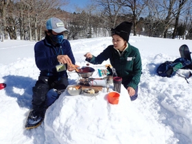 スコップで掘り固めて自作した雪の“テーブル”で温かいコーヒーなどをいただく（撮影・阿部江利）