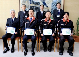 のじぎく賞を受けた（前列左から）岡本好生さん、守山省吾さん、田村広美さん、松岡孝三さん＝新温泉町役場