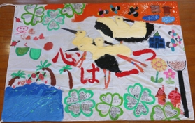コウノトリ「清流」にあてて児童が制作した横断幕＝東河小