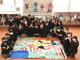 コウノトリ「清流」を応援する横断幕を作成した児童たち＝東河小（同小提供）