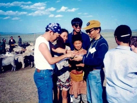 遊牧民と交流する但東町の友好使節団＝モンゴル（日本・モンゴル民族博物館提供）