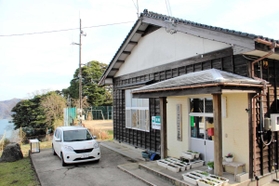 通学環境が不便なへき地に県内で唯一存続する余部小学校御崎分校。在籍児童の不在を受け、来年度の休校が決まった＝香美町香住区余部