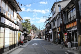 人影がまばらな日中の城崎温泉街＝豊岡市城崎町湯島