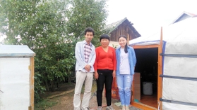 モンゴルでアディアさん（中央）と再会した水谷東洋さん（左）とラマーさん＝２０１５年（本人提供）