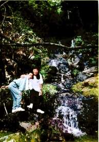 モンゴルから但東町にやって来たサンギツェベグ・アディアさん（右）を近くの滝などに案内する水谷東洋さん＝１９９４年（本人提供）