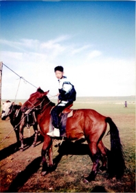 友好使節団のメンバーとして初めてモンゴルを訪れた水谷東洋さん＝１９９５年（本人提供）