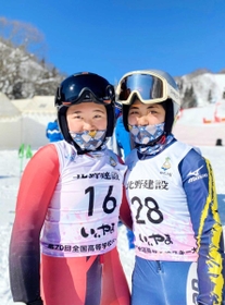 全国高校スキー大会女子大回転で８位入賞した中村祐希さん（左）と村岡高校２年で３９位だった明保能和さん＝２月７日、長野県・戸狩温泉スキー場（中村智彦さん提供）