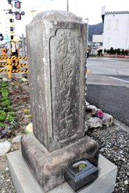 新温泉町内の各地に点在する「相撲取塚」＝同町三谷