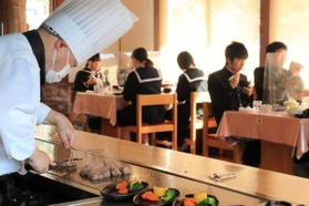 但馬牛のステーキ定食を食べる夢が丘中学校の３年生＝新温泉町湯、但馬ビーフレストラン楓