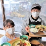 地元食材を使ったランチメニューを開発中の竹中健太さん（右）と西脇明子さん＝新温泉町湯