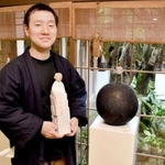 柔らかいタッチと独特のデザインの作品を手掛ける木彫作家の美藤圭さん＝「甚兵衛」