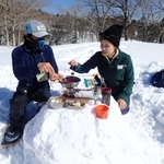 スコップで掘り固めて自作した雪の“テーブル”で温かいコーヒーなどをいただく（撮影・阿部江利）