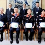のじぎく賞を受けた（前列左から）岡本好生さん、守山省吾さん、田村広美さん、松岡孝三さん＝新温泉町役場