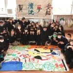 コウノトリ「清流」を応援する横断幕を作成した児童たち＝東河小（同小提供）