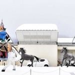 博物館の前でチンギスハンの騎馬像がお出迎え＝日本・モンゴル民族博物館