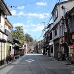 人影がまばらな日中の城崎温泉街＝豊岡市城崎町湯島
