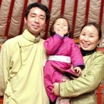 モンゴルの民族衣装を着る（左から）水谷東洋さん、さくらちゃん、ジャルガルサイハン・ラマーさん＝日本・モンゴル民族博物館