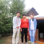 モンゴルでアディアさん（中央）と再会した水谷東洋さん（左）とラマーさん＝２０１５年（本人提供）