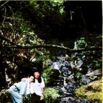 モンゴルから但東町にやって来たサンギツェベグ・アディアさん（右）を近くの滝などに案内する水谷東洋さん＝１９９４年（本人提供）