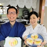 「香住かに寿司」を開発した石田裕二さん（左）と妻佐也子さん＝香美町香住区香住