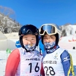 全国高校スキー大会女子大回転で８位入賞した中村祐希さん（左）と村岡高校２年で３９位だった明保能和さん＝２月７日、長野県・戸狩温泉スキー場（中村智彦さん提供）