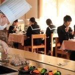 但馬牛のステーキ定食を食べる夢が丘中学校の３年生＝新温泉町湯、但馬ビーフレストラン楓