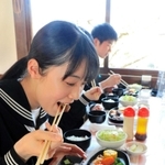 但馬牛の給食を頬張る夢が丘中の生徒たち＝但馬ビーフレストラン楓