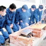 「防災かまどベンチ」の使い方を説明する生徒たち＝豊岡市加広町