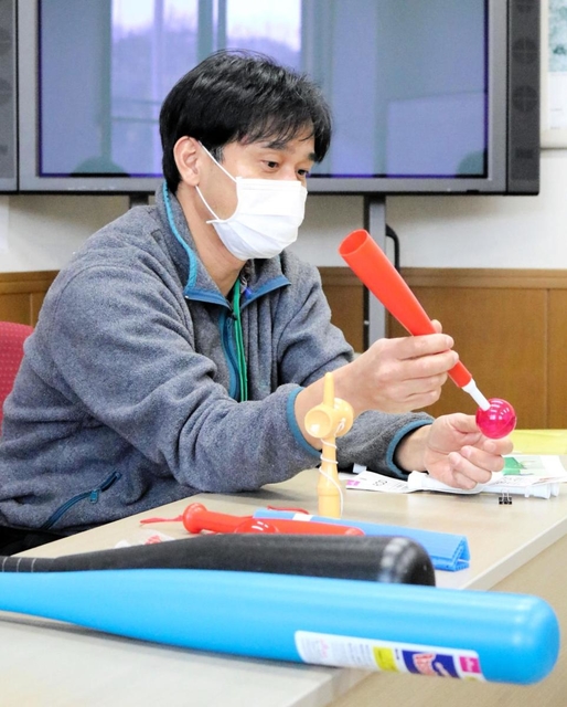 手作りの義足について説明する松本令以獣医師＝県立コウノトリの郷公園