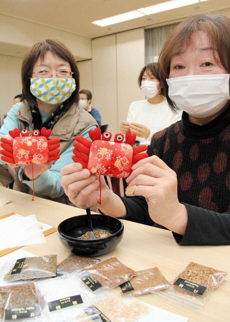 香原料を調合してカニ形の匂い袋を製作した参加者＝香美町、香住区中央公民館