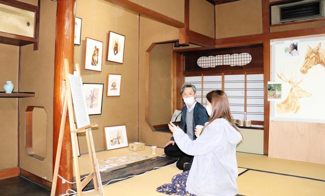 料亭だった建物を改装した「とゞ兵」。リニューアル後の内覧会としてアートイベントなどが開かれた＝豊岡市中央町