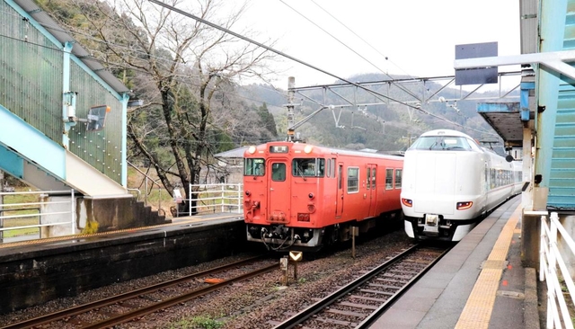特急「きのさき」の通過待ちをする豊岡行きの普通列車（左）＝ＪＲ玄武洞駅