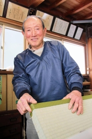 江戸末期から続く宮下畳店の５代目。「清ちゃんから遊びで教わったことが畳作りにも生きている。」と話す宮下武男さん＝香美町香住区
