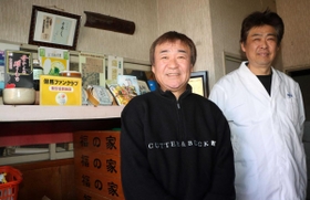 福廼家で弁当を作り続ける社長の福井好二さん（左）と料理長の知之さん＝朝来市和田山町東谷