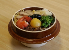 陶器の器に但馬牛や栗などを盛り付けた「こだわり釜めし」＝朝来市和田山町東谷