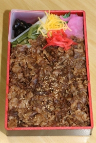 甘辛いたれに漬け込んだ「但馬の里和牛弁当」＝朝来市和田山町東谷